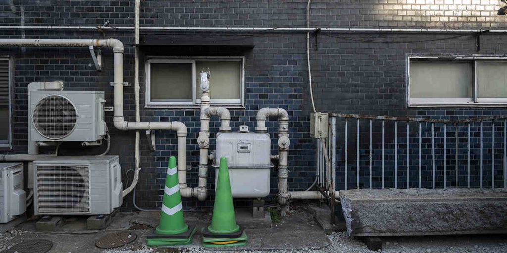 how does an air conditioner expansion valve work